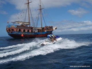 PAsando junto a un barco
